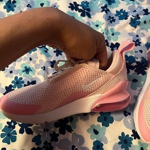 Kids shoe SIZE 3 only worn once by my daughter.